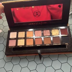 Anastasia Beverley hills soft glam eyeshadow palette